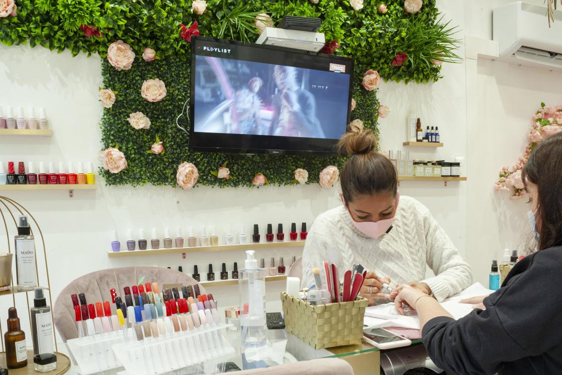 Lamia, gérante de Beauty and Tea, en plein soin manucure