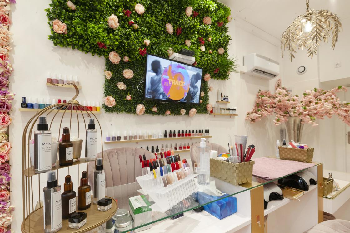 Salon Beauty and Tea - poste manucure et produits