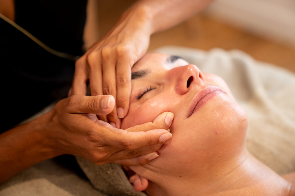 Soin du visage : massage facial relaxant réalisé en institut chez Beauty and Tea à Troyes.